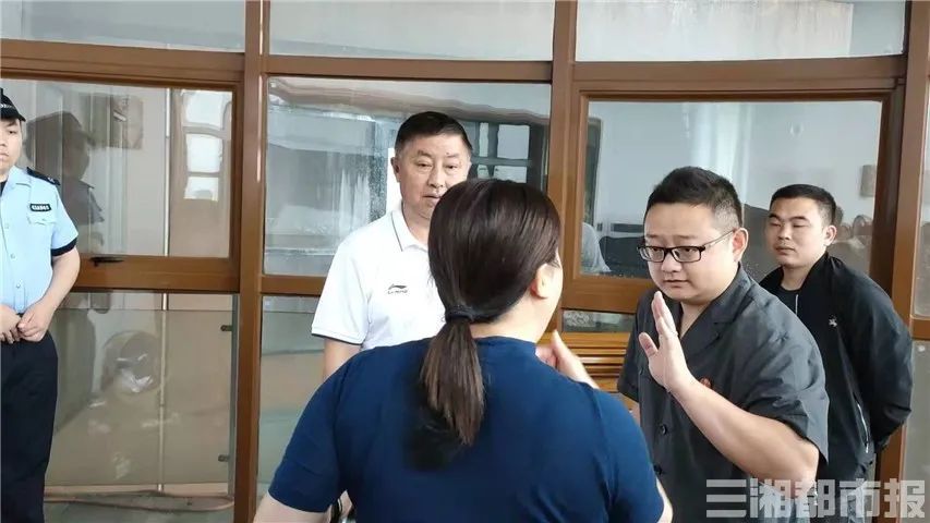 DƬ